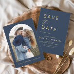 Navy Blue Elegant Save the Date Foto Minimalistisc<br><div class="desc">Hochzeit Navy Blau und Gold Speichern Sie die Date Cards,  die ein Foto auf der Vorderseite haben. Die Save the Date-Karten enthalten eine moderne,  handgeschriebene,  kursive Schriftzeichen-Typografie,  die elegant,  einfach und modern nach einem einfachen Hochzeitstag-Fest zu verwenden sind.</div>