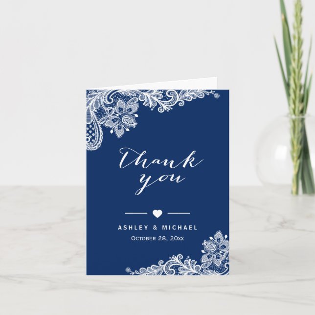 Navy Blue Elegant White Lace Floral Vielen Dank Dankeskarte (Vorderseite)