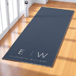 Navy Blue Elegante Moderne Minimalistische Monogra Yogamatte<br><div class="desc">Mit diesem Navy Blue Elegant Modern Minimalistisch Monogram Name Yoga Mat können Sie sich in Ihre Praxis einbringen. Diese personalisierte Matte wurde mit klaren Linien und einer tiefen Marineschobe entworfen und zeichnet sich durch ihre Monogramm und ihren Namen in einem eleganten, raffinierten Layout aus. Ideal für Yoga, Pilates oder Meditation,...</div>