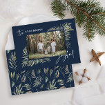 Navy Blue elegantes botanisches Foto Weihnachten<br><div class="desc">Natürliche marineblaue elegante botanische Foto schlicht fröhlich Drehbuch Weihnachtskarte Design.</div>