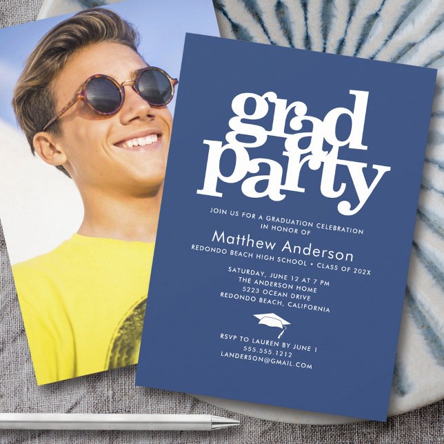 Navy Blue Foto Grad Party Fett Typografie Minimal Einladung (Von Creator hochgeladen)