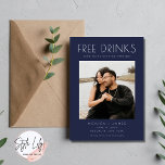 Navy Blue Funny Foto Hochzeit speichern Sie das Da Ankündigung<br><div class="desc">Schicken Sie eine Save the Date Karte, die Ihre Gäste zum Lächeln bringt. Wählen Sie ein atemberaubendes Foto von Ihnen und Ihrem Partner und lass Ihren Gästen, ihre Kalender für das Party des Jahres zu markieren! Diese lustigen "Free Drinks (und wir werden heiraten)", aber die Daten sind perfekt für das...</div>