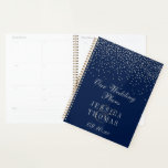 Navy Blue & Glam S Confetti Wedding Planer<br><div class="desc">Mit diesem eleganten und sehr trendigen Hochzeitsplaner bereiten Sie sich auf Ihren großen Tag stilvoll vor. Das Design ist einfach zu personalisieren mit Ihren eigenen Namen und Hochzeitsdatum und Sie können alle Ihre Design-Ideen, wichtige Hochzeitsinformationen und vieles mehr sicher in diesem personalisierten Planer behalten. Entsprechende Hochzeitssachen finden Sie in der...</div>