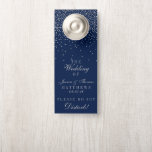 Navy Blue & Glam Silver Confetti Wedding Türanhänger<br><div class="desc">Die Hochzeitskollektion aus Marineblau und Glassilber Konfetti ist perfekt für alle Paare, die eine romantische Hochzeitsfeier planen. Das Design besticht durch einen schicken marineblauen Hintergrund mit vergoldeten Konfetti, die wirklich atemberaubend und perfekt für jede Veranstaltung geeignet sind. Die Formulierung enthält die gleiche silberne Farbe des Designs und kann leicht personalisiert...</div>