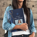 Navy Blue Gold Agate Bar Mitzvah Party Guest Notizbuch<br><div class="desc">Elegant navy blue and gold agate decorates the side of this modern Bat Mitzvah party guest notebook. Your daughter's name is written in beautiful formal script under the Star of David. Add their photo on this unlined spiral guest book for a personalized touch. Perfect guestbook for a Jewish girl.</div>