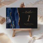 Navy Blue Gold Agate Dark Wedding Tischnummer<br><div class="desc">Der links Rand dieser eleganten,  modernen Hochzeitskarte weist eine marineblau-blaue Aquarellgrenze mit vergoldetem Imitat-Glitzer auf. Der anpassbare Text kombiniert goldfarbene Handschrift,  kursiv und kopperplate Schriftart auf einem schwarzen Hintergrund.</div>