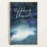 Navy Blue Gold Custom Wedding Planer<br><div class="desc">Eleganter Planer für Ihre Meeres-Gold-Theme Hochzeit! Der Hintergrund ist ein handgemaltes abstraktes Aquarellbild in marineblau ombre. Oben und unten ist der goldene Glitzer von Imitaten. Der Text sagt "Hochzeitsplaner" im modernen Script-Schriftart. Sie können diesen Artikel anpassen, indem Sie die Namen der Braut und des Bräutigams und das Hochzeitdatum unter dem...</div>