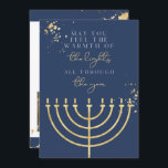 Navy Blue Gold Foil Menorah Hanukkah Card Einladung<br><div class="desc">Diese Hanukkah-Grußkarte bietet einen marineblau Hintergrund,  vergoldete Spritzer,  eine goldene Menorah und das Sprichwort "Mögen Sie die Wärme der Lichter das ganze Jahr hindurch spüren" zu Ehren des Lichts. Leicht editieren *most* Text und aktualisieren Sie die Fotos um Ihre Freunde und Familien in dieser Ferienzeit zu aktualisieren.</div>