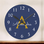 Navy Blue Gold Modern Script Girly Monogram Name Runde Wanduhr<br><div class="desc">Navy Blue and Gold Simple Script Monogram Name Clock. This makes the perfect sweet 16 birthday,  wedding,  bridal shower,  anniversary,  baby shower or bachelorette party gift for someone that loves glam luxury and chic styles.</div>
