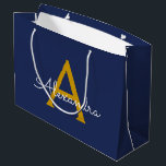 Navy Blue Gold Moderne Script Girl Monogram Name Große Geschenktüte<br><div class="desc">Navy Blue und Gold Simple Script Monogram Name Geschenktasche. Das macht den perfekten 16 Geburtstag,  Hochzeit,  Brautparty,  Jubiläum,  Babydusche oder Junggeselinnen-Abschied Geschenktasche für jemanden,  der Lieben glamourösen Luxus und schicke Stile.</div>
