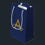 Navy Blue Gold Moderne Script Girl Monogram Name Kleine Geschenktüte<br><div class="desc">Navy Blue und Gold Simple Script Monogram Name Geschenktasche. Das macht den perfekten 16 Geburtstag,  Hochzeit,  Brautparty,  Jubiläum,  Babydusche oder Junggeselinnen-Abschied Geschenktasche für jemanden,  der Lieben glamourösen Luxus und schicke Stile.</div>