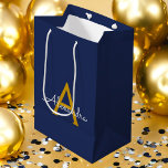 Navy Blue Gold Moderne Script Girl Monogram Name Mittlere Geschenktüte<br><div class="desc">Navy Blue und Gold Simple Script Monogram Name Geschenktasche. Das macht den perfekten 16 Geburtstag,  Hochzeit,  Brautparty,  Jubiläum,  Babydusche oder Junggeselinnen-Abschied Geschenktasche für jemanden,  der Lieben glamourösen Luxus und schicke Stile.</div>