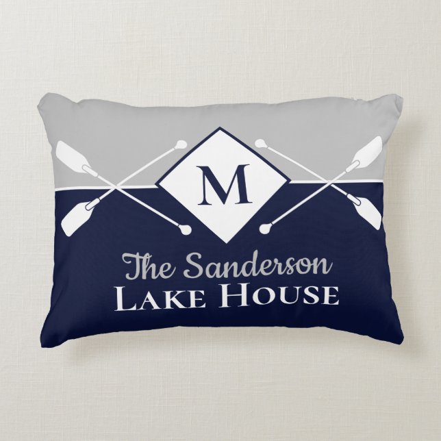 Navy Blue Gray Monogram Paddle Lake House Dekokissen (Vorderseite)