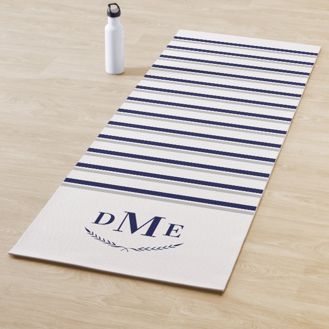 Navy Blue Gray Stripes Classic Monogram Übung Yogamatte (Beispiel)