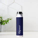 Navy Blue individuelle Name Script Trinkflasche<br><div class="desc">Navy Hintergrund. Personalisieren Sie Ihren Namen und fügen Sie ihn hinzu. Weißes handgeschriebenes Stilskript.</div>