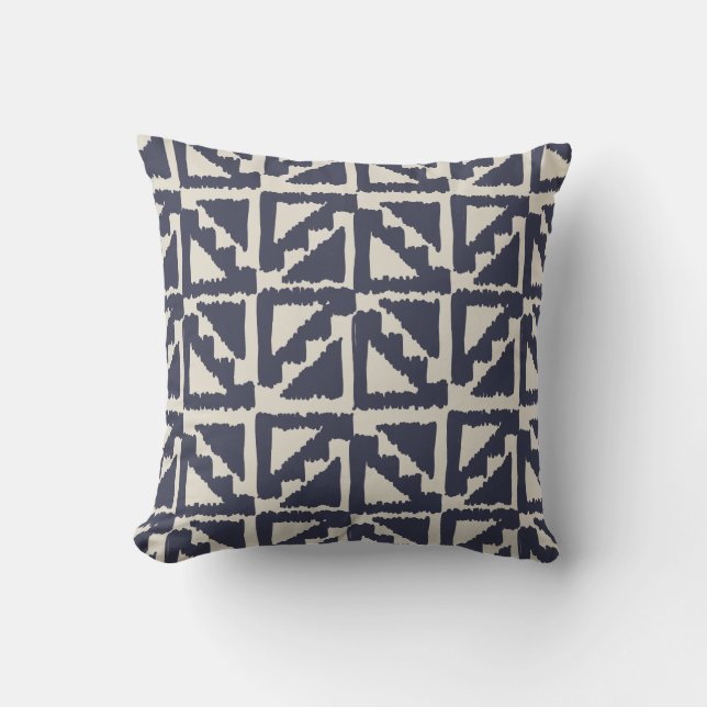 Navy Blue Ivory Tribal Print Ikat Triangle Muster Kissen (Vorderseite)