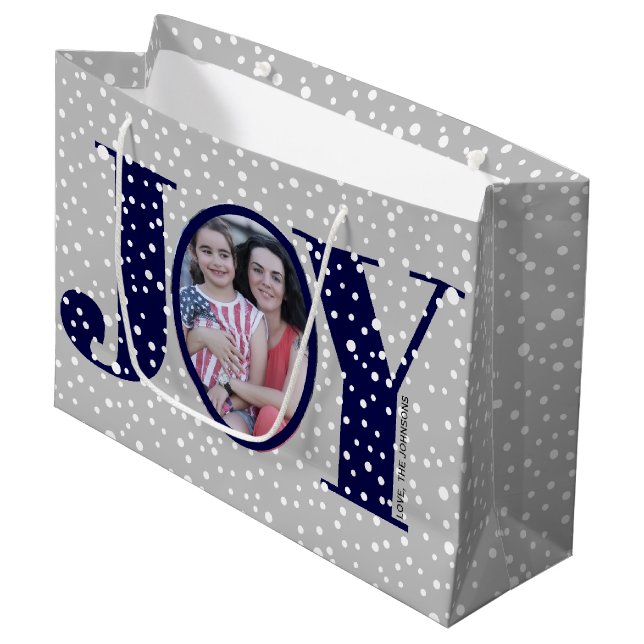 Navy Blue JOY und Schneeflocken zwei Foto Weihnach Große Geschenktüte (Vorderseite Schrägansicht)