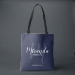 Navy Blue Modern Script Personalisiert Bridesmaier Tasche<br><div class="desc">Fügen Sie Ihrer Hochzeit eine persönliche Touch mit personalisierten Brautmeistern Geschenktüte hinzu. Diese Tote-Tasche ist mit dem personalisierten Namen der Brautjungfrau in der modernen Schrift-Schriftart-Stil und Monogramm in hellblau modernen Drehbuch-Schriftart-Stil als Hintergrund mit Titel und Hochzeit Datum in weiß modernen Sans Serif Schriftart Stil auf marineblau Hintergrund. Auch perfekt für...</div>