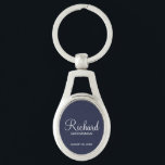 Navy Blue Modern Script Personalisiert Trauzeuge Schlüsselanhänger<br><div class="desc">Personalisierte Trauzeuge Geschenke mit dem Namen des personalisierten Trauzeugen im modernen, weißen Script-Schriftart Stil mit Titel und Hochzeitsdatum in modernen Sans Serif Schriftart Stil auf marineblau Hintergrund. Auch perfekt für Trauzeuge, Brautvater, Brautjungfrau, Trauzeugin, Brautmutter und mehr.</div>