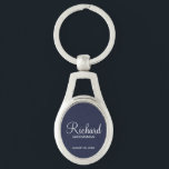 Navy Blue Modern Script Personalisiert Trauzeuge Schlüsselanhänger<br><div class="desc">Personalisierte Trauzeuge Geschenke mit dem Namen des personalisierten Trauzeugen im modernen,  weißen Script-Schriftart Stil mit Titel und Hochzeitsdatum in modernen Sans Serif Schriftart Stil auf marineblau Hintergrund. Auch perfekt für Trauzeuge,  Brautvater,  Brautjungfrau,  Trauzeugin,  Brautmutter und mehr.</div>