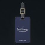Navy Blue Modern Script Personalisierte Trauzeuge Gepäckanhänger<br><div class="desc">Moderne Script Personalisierte Trauzeugen Gepäckanhänger mit dem Namen des personalisierten Trauzeugen im modernen,  weißen Script-Schriftart-Stil mit Titel und Hochzeitsdatum in modernen Sans Serif Schriftart Stil auf marinebasischem Hintergrund. Auch perfekt für Trauzeugin,  Blütenmädchen,  Brautmutter,  Trauzeugen,  Trauzeuge und mehr.</div>