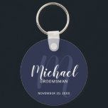 Navy Blue Modern Script Personalisierte Trauzeuge Schlüsselanhänger<br><div class="desc">Fügen Sie Ihrer Hochzeit eine persönliche Touch mit personalisierten Trauzeugen Schlüsselanhänger hinzu. Dieser Schlüsselanhänger zeichnet sich durch den Namen personalisierter Trauzeugen im modernen, weißen Skript-Schriftart-Stil und Monogramm in hellblau modernen Drehbuch-Schriftart-Stil als Hintergrund mit Titel und Hochzeitdatum in weißen modernen Sans Serif Schriftart Stil auf marineblau Hintergrund. Auch perfekt für Trauzeuge,...</div>