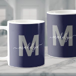 Navy Blue Monogram Kaffeetasse<br><div class="desc">Personalisiert Modern Navy Blue und White Initial Script Name Monogram Coffee Tasse. Diese elegante Monogramm-Tasse verbindet einen modernen minimalistischen Stil mit einem schlichten und dennoch stilvollen Look, der sich perfekt für jeden Kaffee- oder Teeliebhaber eignet. Mit einem fett grauen Initial auf einem marineblau-Hintergrund und einem weißen Skriptnamen zeigt diese Tasse...</div>
