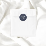 Navy Blue Monogram Script Ampersand Hochzeit Runder Aufkleber<br><div class="desc">Feiern Sie Ihre Gewerkschaft mit einer Touch von maßgeschneiderter Eleganz mit unseren personalisierten Hochzeitsaufklebern. Diese Aufkleber mit dem Fokus auf zeitloser Eleganz und zeichnen sich durch ein raffiniertes Serifenmodell aus, das die Festigkeit und die Dauerhaftigkeit Ihrer Bindung symbolisiert. Der Ampersand, elegant in einem klassischen Drehbuch dargestellt, verbindet künstlerisch Ihre Initialen...</div>