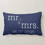 Navy Blue Mr. und Mrs Modern Wedding Pillows Lendenkissen<br><div class="desc">Moderne Hochzeitskissen mit individualisierbarem Text.</div>