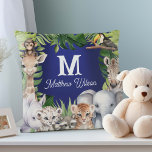 Navy Blue neuer Baby Junge niedlicher Dschungel Na Kissen<br><div class="desc">Herzlich willkommen in einer Welt der Abenteuer mit dem Safari Jungle Animals Baby Boy Kinderzimmer Kissen, eine charmante Ergänzung zu seinem ersten Heiligtum. Dieses Kissen bietet eine reizvolle Auswahl an tropischen Wasserfarben und Dschungeltieren und verleiht dem Kinderzimmer ein spielerisches und dennoch ruhiges Ambiente. Personalisieren Sie es mit dem Namen, dem...</div>