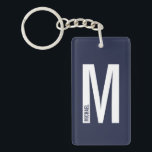 Navy Blue Personalisiert Bold Monogram und Name Schlüsselanhänger<br><div class="desc">Modernes Monogram Design mit personalisiertem Monogramm-Buchstaben "M" und Namen im modernen fett formatierten Sans Serif Schriftart Stil. Perfektes Geschenk für ihn,  Vatertagsgeschenk,  Trauzeuge Geschenk und vieles mehr.</div>