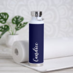 Navy Blue Personalisiert Wedding Bridesmaid Trinkflasche<br><div class="desc">Gönnen Sie Ihrer Hochzeitsjury oder Ihrer Trauzeugin diese trendige,  isolierte Wasserflasche,  die ihren Namen in weißem,  stilisiertem Schrift auf einem marinebasierten,  blauen Hintergrund hat,  der zu Ihrem Hochzeitsfarbenschema passt. Stellen Sie die Flasche nach Belieben durch Bearbeiten und Ersetzen des Namens durch Ihren eigenen Namen ein. Wählen Sie Ihre Wasserflasche.</div>