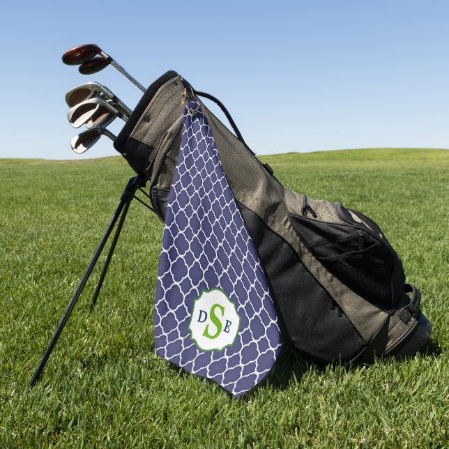 Navy Blue Quatrefoil Green Monogram Golfhandtuch (Gras)