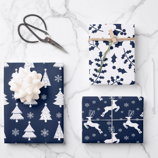 Navy Blue Rentier, Weihnachtsbaum und Holly Patter Geschenkpapier Set (Vorderseite)