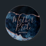 Navy Blue & Rose Gold Agate Mutter der Braut Button<br><div class="desc">Navy Blue & Rose Gold Foil Watercolor Marmor Agate Gilded Geode Design,  mit modernen und Script-Schriftart. Trendy und Chic Wedding Mother of the Bride Taste! ~ Karo mein Shop zu sehen,  die gesamte Hochzeitssuite für dieses Design!</div>