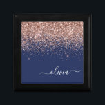 Navy Blue Rose Gold Blush Pink Glitzer Monogram Erinnerungskiste<br><div class="desc">Rose Gold - Blush Pink und Navy Blue Sparkle Glitzer Script Monogram Name Juwelry Keepake Box. Dies macht den perfekten Abschluss,  Geburtstag,  Hochzeit,  Brautparty,  Jubiläum,  Babydusche oder Junggeselinnen-Abschied Geschenk für jemanden,  die Lieben glamourösen Luxus und schicke Stile.</div>