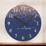 Navy Blue Rose Gold Blush Pink Glitzer Monogram Große Wanduhr<br><div class="desc">Navy Blue und Rose Gold Blush Pink Sparkle Glitzer Pinsel Script Monogram Name Clock. Das macht den perfekten 16 Geburtstag,  Hochzeit,  Brautparty,  Jubiläum,  Babydusche oder Junggeselinnen-Abschied Geschenk für jemanden,  der Lieben glamourösen Luxus und schicke Stile.</div>