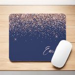 Navy Blue Rose Gold - Blush Pink Glitzer Monogram Mousepad<br><div class="desc">Navy Blau und Rose Gold - Blush Pink Sparkle Glitzer Pinsel Metal Monogram Name und Initial Mousepad (Mauspad). Das macht den perfekten 16 Geburtstag,  Hochzeit,  Brautparty,  Jubiläum,  Babydusche oder Junggeselinnen-Abschied Geschenk für jemanden,  der Lieben glamourösen Luxus und schicke Stile.</div>