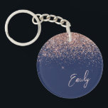 Navy Blue Rose Gold Blush Pink Glitzer Monogram Schlüsselanhänger<br><div class="desc">Navy Blue and Rose Gold - Blush Pink Sparkle Glitzer Script Monogram Name Schlüsselanhänger. Das macht den perfekten 16 Geburtstag,  Hochzeit,  Brautparty,  Jubiläum,  Babydusche oder Junggeselinnen-Abschied Geschenk für jemanden,  der Lieben glamourösen Luxus und schicke Stile.</div>
