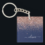 Navy Blue Rose Gold Blush Pink Glitzer Monogram Schlüsselanhänger<br><div class="desc">Navy Blue und Rose Gold Blush Pink Imitats Foil Sparkle Glitzer Script Monogram Name Schlüsselanhänger. Das macht den perfekten 16 Geburtstag,  Hochzeit,  Brautparty,  Jubiläum,  Babydusche oder Junggeselinnen-Abschied Geschenk für jemanden,  der Lieben glamourösen Luxus und schicke Stile.</div>
