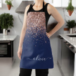 Navy Blue Rose Gold Blush Pink Glitzer Monogram Schürze<br><div class="desc">Rose Gold - Rosa Rosa und Navy Blue Sparkle Glitzer gebürstete Metal Monogram Name Schürze. Das macht den perfekten 16 Geburtstag,  Hochzeit,  Brautparty,  Jubiläum,  Babydusche oder Junggeselinnen-Abschied Geschenk für jemanden,  der Lieben glamourösen Luxus und schicke Stile.</div>