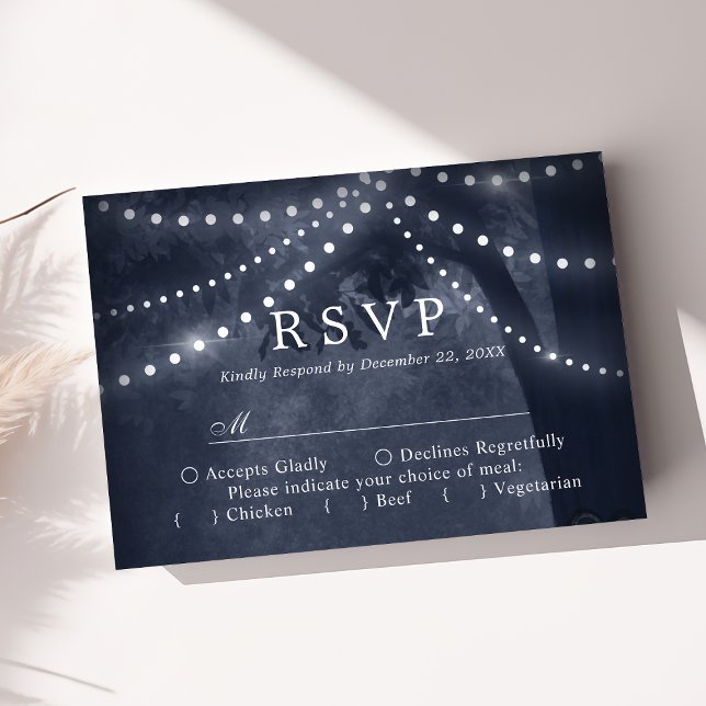 Navy Blue Rustic Tree Lights Wedding RSVP Karte (Von Creator hochgeladen)