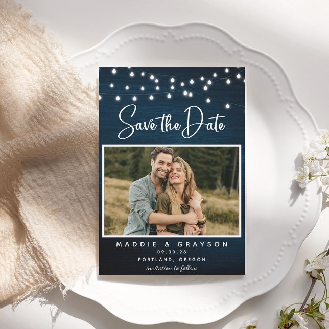 Navy Blue Rustic Wood Foto Lights Save the Date Einladung (Von Creator hochgeladen)
