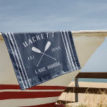 Navy Blue Rustico Oars Personalisiert Lake House Strandtuch<br><div class="desc">Mit diesem niedlichen personalisierten Badetuch mit Familienname oder Hausnamen und Jahr in weißer Schrift mit einem Paar Ruder oder Kanuspaddeln auf marinebasischem Hintergrund können Sie Ihr Seehaus individuell gestalten.</div>