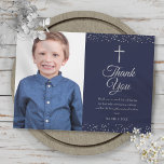 Navy Blue Silver First Heilige Kommunion Foto Dankeskarte<br><div class="desc">Mit einem zarten silbernen Sternenstaub können Sie mit Ihrer besonderen ersten heiligen Kommunion personalisieren dank der Nachricht in schicken Text auf einem marineblau Hintergrund. Entwickelt von Thisisnotme©</div>