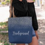 Navy Blue Silver Glitzer Wedding Bridesmaid Tasche<br><div class="desc">Dieses Design entstand durch digitales Design. Kontaktieren Sie mich unter colorflowcreations@gmail.com , wenn Sie dieses Design für ein anderes Produkt haben möchten. Kaufen Sie meine originale abstrakte Acrylmalerei zum Verkauf unter www.etsy.com/colorflowart. Sehen Sie mehr meiner Kreationen oder folgen Sie mir unter www.facebook.com/colorflowcreations, www.instagram.com/colorflowcreations, www.twitter.com/colorflowart und www.pinterest.com/colorflowcreations. Flüssiges Acrylgemälde, abstrakte Kunst,...</div>