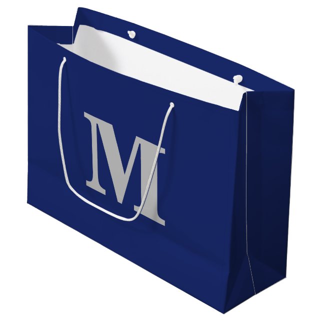 Navy Blue & Silver Modern Letter Monogram Große Geschenktüte (Vorderseite Schrägansicht)