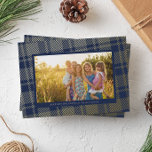 Navy Blue Simple Kariert Frame Folien Feiertagskarte<br><div class="desc">Ein bisschen Glanz verwandelt das immer gemütliche Motiv des karierten in ein winterwürdiges Urlaubsmuster, um Ihr bestes Foto des Jahres zu gestalten und Ihren Freunden und Freunden ein fröhliches Urlaubserlebnis zu bieten. Ein Hintergrund reich-marineblau fühlt sich prächtig und luxuriös an, mit echten Goldfolien-Akzenten und vollständig personalisiertem Text lasse Ihnen, diese...</div>