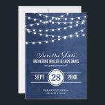 Navy Blue String Lights Ankündigung Datum freihalt<br><div class="desc">Moderne Sommerhochzeit Sichern Sie das Date Ankündigung Design mit schlichten, eleganten, leuchtenden Saitenlichtern, die oben hängen, und einem eleganten Mix aus modernen und kalligraphischen Script-Schriftart auf einem gedruckten Imitat Aquarell-Hintergrund. Ein schlichtes und stilvolles Design, perfekt für den Sommer! Klicken Sie auf die Schaltfläche IT CUSTOMIZE, um Schriftart anzupassen, Text zu...</div>