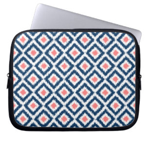 Navy Blue und Coral Diamond Ikat Muster Laptopschutzhülle